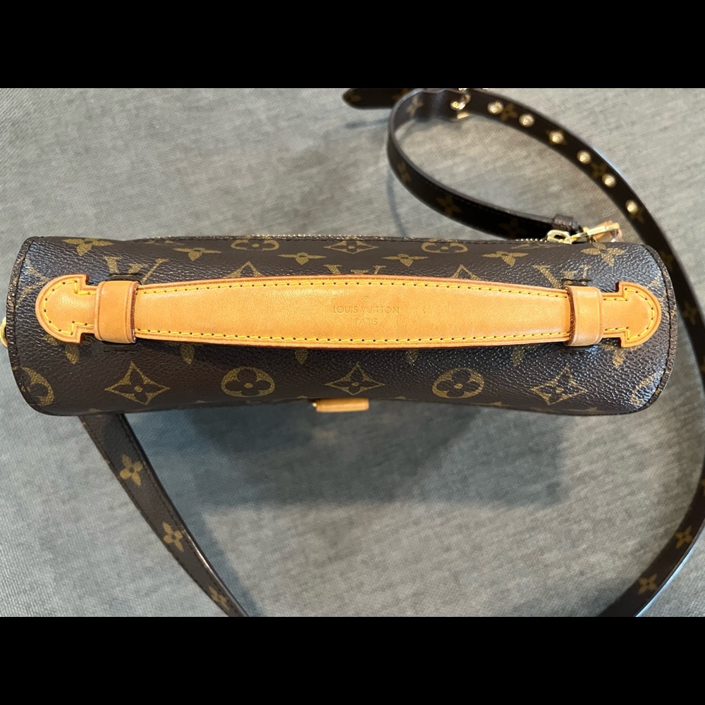 *SOLD* Louis Vuitton Pochette Metis Monogram - Picture 6 of 12